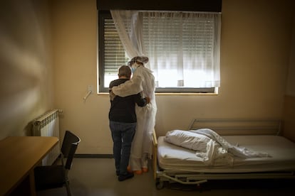 Una trabajadora con una anciana confinada en una residencia.