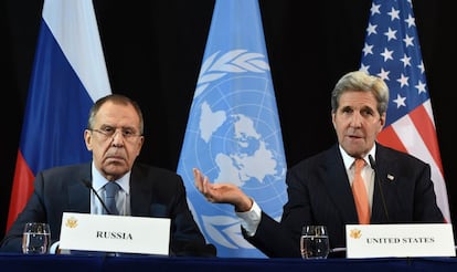 John Kerry (derecha) y Sergéi Lavrov, durante su encuentro en Múnich.