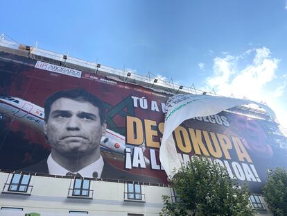 Descuelgue de la pancarta colocada por el Movimiento de la Vivienda de Madrid en un edificio de la calle de Atocha, en Madrid. 
