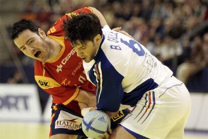 Iker Romero (izqda.) lucha un balón con el francés Betrand Gille.