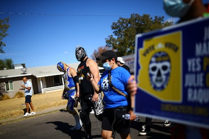 Personas asisten a un evento para promover el voto latino en el barrio hispano de Maryvale en Phoenix (Arizona).