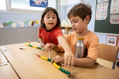 Dos alumnos de la escuela Bisbat d'Ègara, de Terrassa, manipulan material de Innovamat.