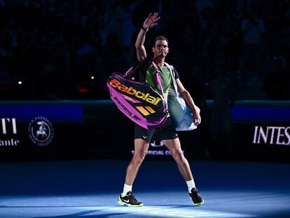 Nadal se despide de los aficionados de Turín tras perder contra Fritz.