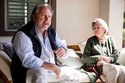 Roberto Jenkins, durante la entrevista, junto a su madre, Elodia De Landa.