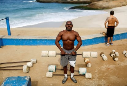 Marcos Da Costa, de 46 anos, posa na praia do Arpoador enquanto faz musculação, no Rio de Janeiro. Sobre os Jogos Olímpicos, opina: “Não concordo com o Jogos Olímpicos enquanto os moradores do Rio sofrem com a violência, os serviços ruins de saúde, a insegurança e a construção de obras como a ciclovia mal projetada.