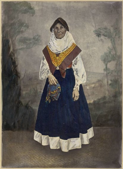Otro de los proyectos de Laurent fue retratar los tipos populares de toda España, como esta mujer con traje típico de las Islas Canarias.