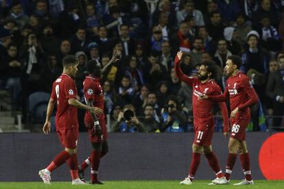 Los jugadores del Liverpool celebran el pase a las semifinales.