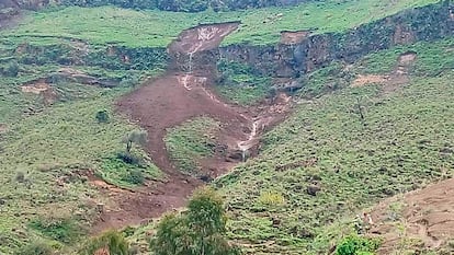 El deslizamiento fue provocado por fuertes lluvias.