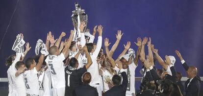 Los jugadores del Real Madrid levantan la Copa de Europa en el estadio Santiago Bernabéu.