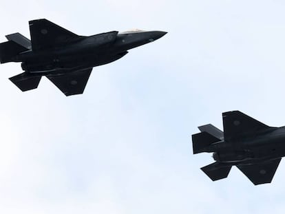 Dos aviones de combate F-35 participando en un desfile militar.