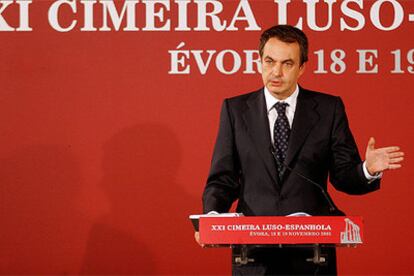 El presidente, José Luis Rodríguez Zapatero, durante la rueda de prensa al cierre de la XXI Cumbre Ibérica.