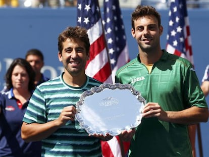 Marc Lopez y Marcel Granollers posan con su trofeo. 