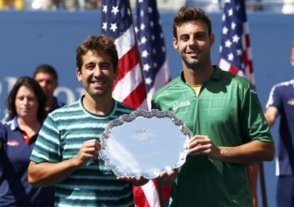 Marc Lopez y Marcel Granollers posan con su trofeo. 