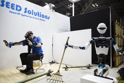 Un empleado opera un robot de teleasistencia THK Co.'s Seed-Noid R7 en el World Robot Summit. La exhibición World Robot Expo agrupa a robots avanzados y tecnologías ropóticas que se desarrollan actualmente, así como proyectos de avances futuros.