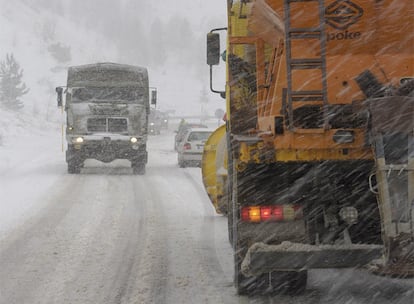 Ante la llegada del temporal la DGT ha pedido que se extremen las precauciones en las carreteras y prestar atención ante la presencia de obstáculos. En zonas marítimas se recomienda alejarse de la playa y de otros lugares que puedan verse afectados por el oleaje. La imagen fue tomada en la localidad oscense de Salente de Gállego.