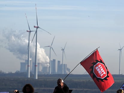 Un manifestante sostiene una bandera con el lema "Stop carbón" frente a la central térmica de Neurath, en el oeste de Alemania.