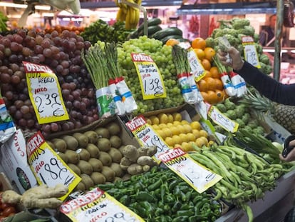 Una mujer en una fruteria del mercado Maravilla en Madrid.