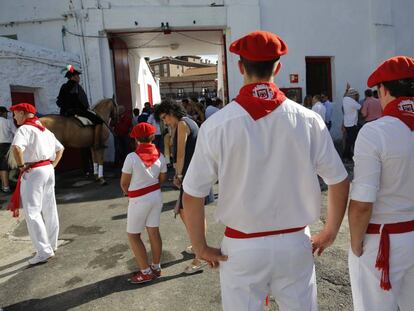 Ambiente en los alrededores de la plaza de toros de Azpeitia, este s&aacute;bado.
 