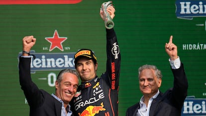 El padrino de Checo Pérez, Carlos Slim Domit, y Alejandro Soberón, encargado el Gran Premio mexicano, celebran con el piloto de Red Bull. 
