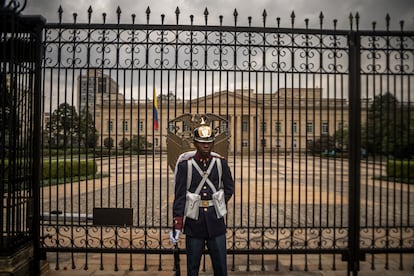 Un guardia presidencial protege la Casa de Nariño en la Plaza Nuñez en Bogotá, el pasado 7 de marzo.