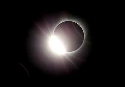 A lua quase que completamente ofuscando o sol, visto de Oregon, nos EUA, nesta segunda-feira, 21 de agosto.