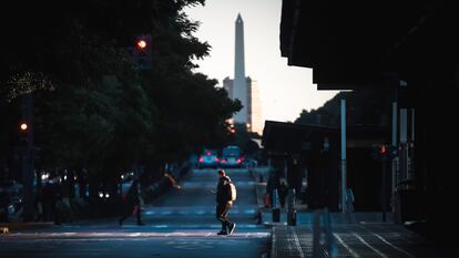 Argentinos caminan por las calles de Buenos Aires, que lucen casi vacías debido al la huelga general, el 9 de mayo de 2024.
