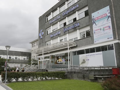 Entrada principal del Hospital Donostia, en San Sebastián.