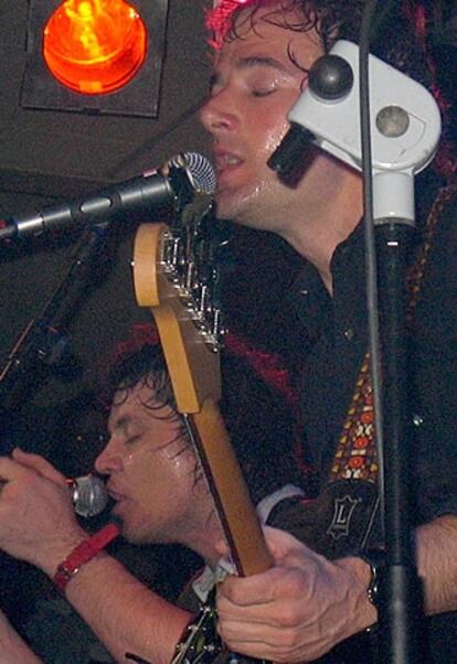 Jeff Tweedy (izquierda) y John Stirratt en un momento del concierto.