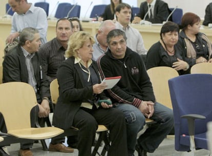 Zakhar Kalashov -en la imagen, junto a su intérprete-, durante la celebración del juicio en la Audiencia Nacional, en noviembre de 2009.