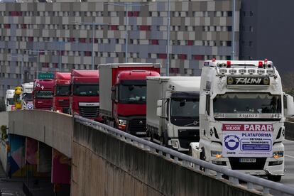 Una imagen de una de las marchas lentas convocadas por transportistas en protesta por el alto precio de los combustibles, en Barcelona, que provocaron hasta 12 kilómetros de cola.