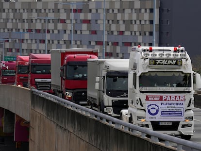 Una imagen de una de las marchas lentas convocadas por transportistas en protesta por el alto precio de los combustibles, en Barcelona, que provocaron hasta 12 kilómetros de cola.