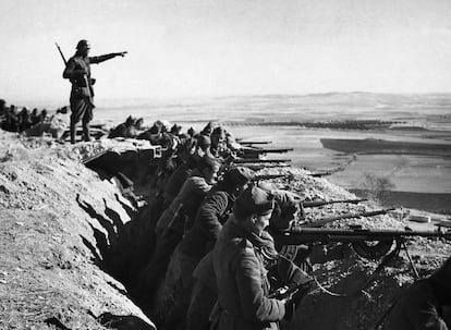 Soldados republicanos, preparados para el combate en una trinchera en una imagen de 1936.