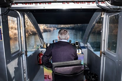 Marin Macovei, el capitán del barco turístico de Aranjuez, durante el recorrido.