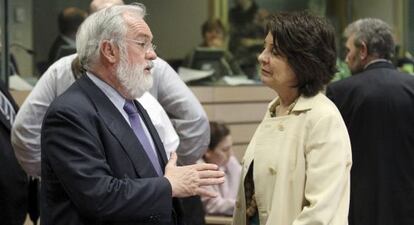 El ministro español de Agricultura y Pesca, Miguel Arias Cañete (a la izquierda), charla con la comisaria europea de Pesca, Maria Damanaki