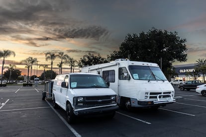Los dos vehículos en los que se mueve la familia Endres, aparcados en un centro comercial en San Diego. 