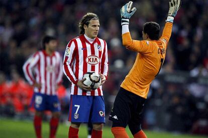 César gesticula ante Forlán cuando éste se prepara para lanzar el penalti.