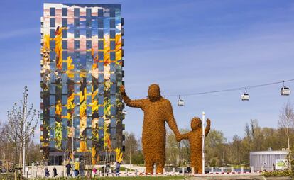 Dos figuras envueltas en miles de abejas de acero, obra de Florentijn Hofman, en la feria Floriade, abierta este jueves en Almere (Países Bajos).