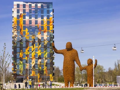 Dos figuras envueltas en miles de abejas de acero, obra de Florentijn Hofman, en la feria Floriade, abierta este jueves en Almere (Países Bajos).