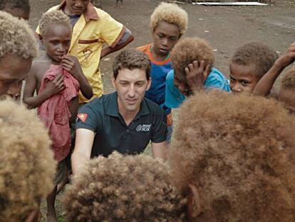 El médico Oriol Mitjà, rodeado de niños en la isla de Lihir (Papúa Nueva Guinea).