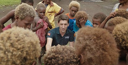 El médico Oriol Mitjà, rodeado de niños en la isla de Lihir (Papúa Nueva Guinea).