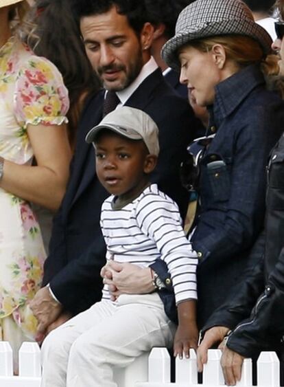 Madonna asiste a un desfile en Manhattan el 30 de mayo de 2009 con su hijo David. A su lado, el diseñador Marc Jacobs.