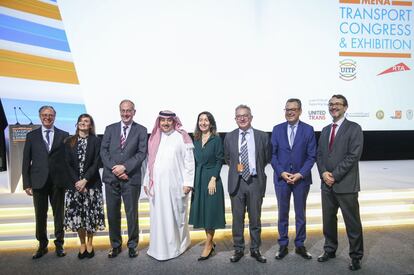 De izquierda a derecha: Josep María Martí (Moventia), Cristina Güell, )(TMB Barcelona), Pere Calvet (Ferrocarriles de la Generalitat), Khalid Alhogail (UITP), Marta Subirà (Ferrocarriles de la Generalitat), Gerardo Lertxundi (TMB Barcelona), Mohamed Mezghani (UITP) y Carles Casas (Ferrocarriles de la Generalitat), hace unos días en Dubai. 