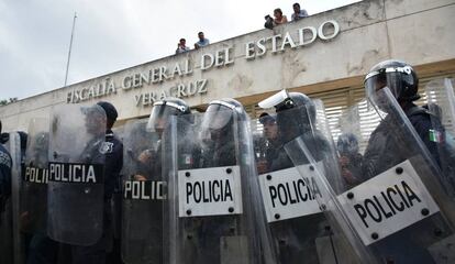 Policías a las afueras de la Fiscalía del Estado mexicano de Veracruz.