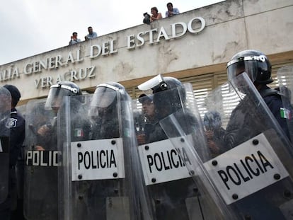 Policías a las afueras de la Fiscalía del Estado mexicano de Veracruz. 