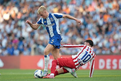 Victor Froholdt en acción ante Alex Baena este domingo.