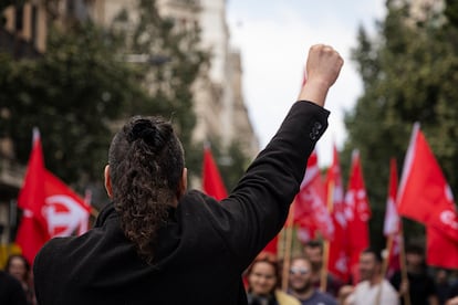 Un manifestante alza el puño durante la concentración por el Día del Trabajador, este miércoles en Barcelona. 