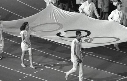 Deportistas olímpicos españoles, entre ellos, la esquiadora Blanca Fernández Ochoa, llevan la bandera olímpica antes de ser izada en la ceremonia de inauguración de los Juegos Olímpicos de Barcelona 1992.