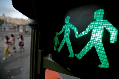 Un semáforo con dos hombres de la mano en ver en la plaza de la Cibeles en Madrid.