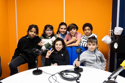 Malaika, Yaiza, Luz, Miriam, Félix, Lorenzo y Aitor, en los estudios de grabación de EL PAÍS.