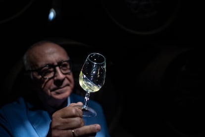 Antonio Flores, enólogo de González Byass, venenciando en la bodega de la empresa jerezana.